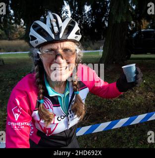 WA20624-00....WASHINGTON - Vicky Primavera una donna di 68 anni di ciclocross pilota celebra la fine della gara con una tazza di champagne. . SIG. N. S1 Foto Stock