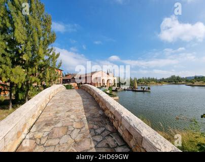 Ponte ad arco che attraversa il lago di Khao Yai, provincia di Nakhon Ratchasima in Thailandia. Foto Stock