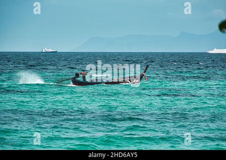 Koh Lipe, Thailandia 12.10.2021 tradizionali barche a coda lunga thailandesi che riposano sulle rive della magica isola di Koh Lipe Foto Stock