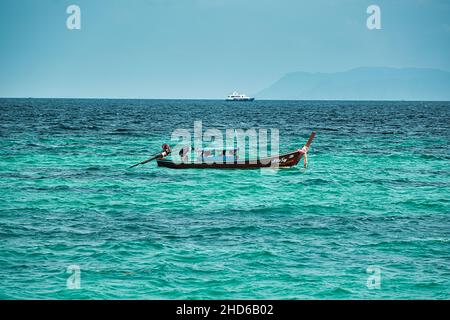 Koh Lipe, Thailandia 12.10.2021 tradizionali barche a coda lunga thailandesi che riposano sulle rive della magica isola di Koh Lipe Foto Stock