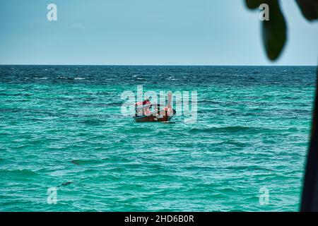 Koh Lipe, Thailandia 12.10.2021 tradizionali barche a coda lunga thailandesi che riposano sulle rive della magica isola di Koh Lipe Foto Stock