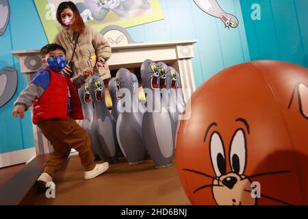 Taipei, Taipei, Taiwan. 4th Jan 2022. Un bambino e sua madre sono visti giocare ad uno stand, ad una Tom and Jerry Exhibition a Taipei, come situazione Covid rimane stabile a Taiwan. La mostra di Tom e Jerry, che è un'animazione americana tradizionale e di fama mondiale dell'intrattenimento Warner Brothers, durerà fino al 28 febbraio 2021. (Credit Image: © Daniel Ceng Shou-Yi/ZUMA Press Wire) Credit: ZUMA Press, Inc./Alamy Live News Foto Stock