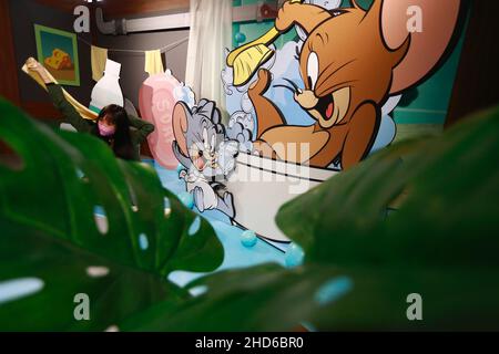 Taipei, Taipei, Taiwan. 4th Jan 2022. Una signora è vista tenere un asciugamano in uno stand, ad una Tom and Jerry Exhibition a Taipei, come situazione Covid rimane stabile a Taiwan. La mostra di Tom e Jerry, che è un'animazione americana tradizionale e di fama mondiale dell'intrattenimento Warner Brothers, durerà fino al 28 febbraio 2021. (Credit Image: © Daniel Ceng Shou-Yi/ZUMA Press Wire) Credit: ZUMA Press, Inc./Alamy Live News Foto Stock
