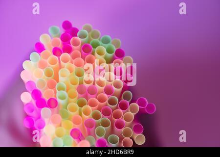 Cannucce colorate al neon con messa a fuoco selettiva Foto Stock