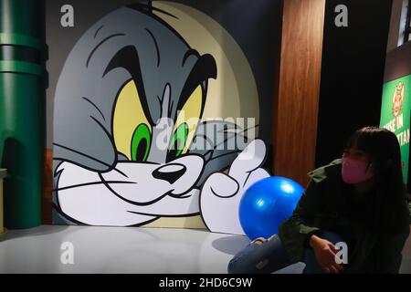 Taipei, Taipei, Taiwan. 4th Jan 2022. Una signora è vista all'interno della stanza di Jerry, ad una esposizione di Tom and Jerry a Taipei, come situazione di Covid rimane stabile a Taiwan. La mostra di Tom e Jerry, che è un'animazione americana tradizionale e di fama mondiale dell'intrattenimento Warner Brothers, durerà fino al 28 febbraio 2022. (Credit Image: © Daniel Ceng Shou-Yi/ZUMA Press Wire) Credit: ZUMA Press, Inc./Alamy Live News Foto Stock