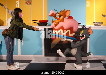 Taipei, Taipei, Taiwan. 4th Jan 2022. Una signora si vede in posa per le foto con Tom e Jerry.at un Tom e Jerry Exhibition a Taipei, come situazione Covid rimane stabile a Taiwan. La mostra di Tom e Jerry, che è un'animazione americana tradizionale e di fama mondiale dell'intrattenimento Warner Brothers, durerà fino al 28 febbraio 2022. (Credit Image: © Daniel Ceng Shou-Yi/ZUMA Press Wire) Credit: ZUMA Press, Inc./Alamy Live News Foto Stock