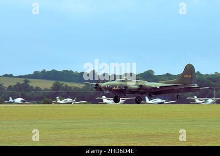 Il Boeing B17 Sally-B atterra a Duxford durante la mostra Flying Legends Foto Stock