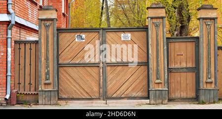 1st del 2016 maggio, Russia, Tomsk, la porta d'epoca in legno di vecchie case Foto Stock