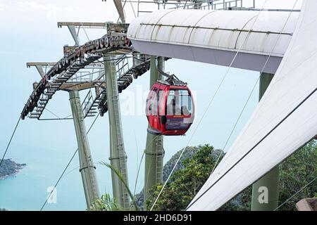 Langkawi Island, Malesia: 6 novembre 2021 - una funivia che arriva alla stazione sulla cima di una montagna Foto Stock