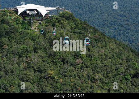 Langkawi Island, Malesia: 6 novembre 2021 - Cable cars che trasportano passeggeri su e giù per la montagna Foto Stock