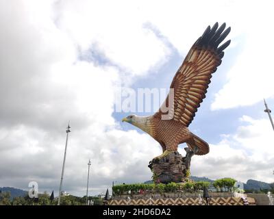 Langkawi Island, Malesia: 6 novembre 2021 - il famoso punto di riferimento di Langkawi, la piazza dell'Aquila, Dataran Lang. Foto Stock