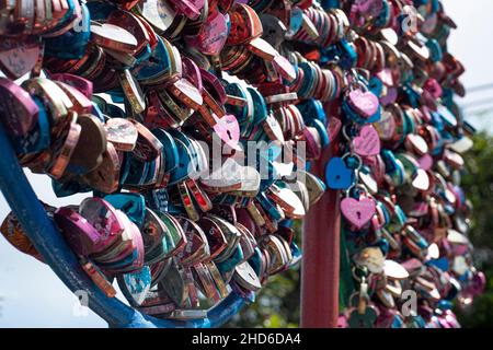 Langkawi Island, Malesia: 5 novembre 2021 - Love Locks sulle ferrovie alla stazione Sky Bridge in cima alla montagna Foto Stock