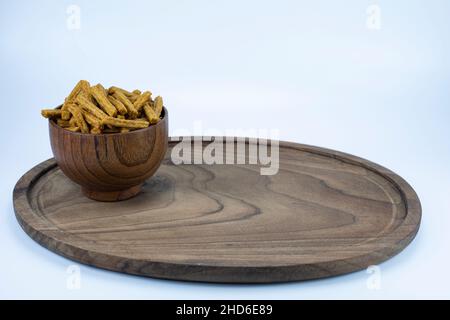 Bastoncini di biscotti salati e piccanti isolati su sfondo bianco. Vista dall'alto Foto Stock