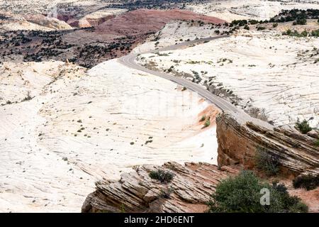 Autostrada 12 che attraversa il Grand Staircase-Escalante National Monument nello Utah, USA - vista dal punto panoramico di Head of the Rocks Foto Stock