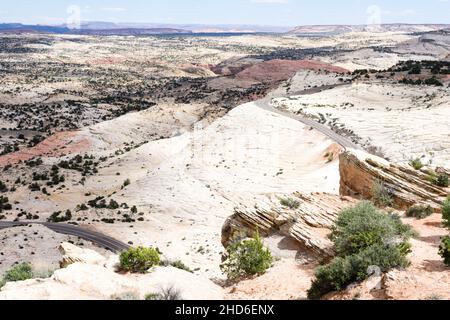 Autostrada 12 che attraversa il Grand Staircase-Escalante National Monument nello Utah, USA - vista dal punto panoramico di Head of the Rocks Foto Stock