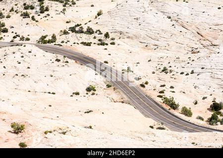 Autostrada 12 che attraversa il Grand Staircase-Escalante National Monument nello Utah, USA - vista dal punto panoramico di Head of the Rocks Foto Stock