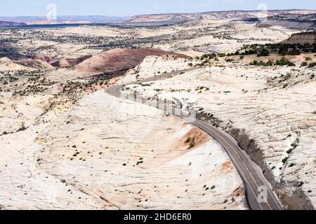 Autostrada 12 che attraversa il Grand Staircase-Escalante National Monument nello Utah, USA - vista dal punto panoramico di Head of the Rocks Foto Stock