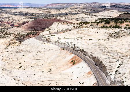 Autostrada 12 che attraversa il Grand Staircase-Escalante National Monument nello Utah, USA - vista dal punto panoramico di Head of the Rocks Foto Stock