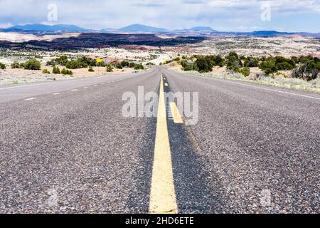 Vista ad angolo basso dell'autostrada 12 che attraversa il Grand Staircase-Escalante National Monument nello Utah, USA Foto Stock