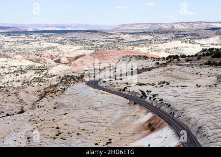 Autostrada 12 che attraversa il Grand Staircase-Escalante National Monument nello Utah, USA - vista dal punto panoramico di Head of the Rocks Foto Stock