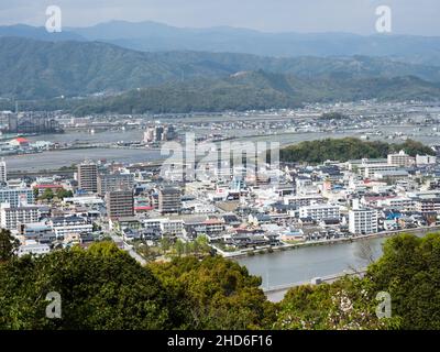 Kochi, Giappone - 6 aprile 2018: Vista panoramica della città di Kochi dalla cima del Monte Godai Foto Stock