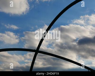 Dettagli parte da un arco metallico formato da un tubo dell'osservatorio dell'orizzonte di Hoheward Halde di fronte ad un suggestivo cielo nuvoloso Foto Stock