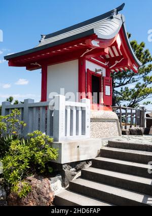 Kochi, Giappone - 7 aprile 2018: Santuario di Ryuogu presso la spiaggia di Katsurahama, un famoso punto panoramico alla periferia della città di Kochi Foto Stock