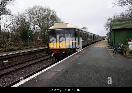 Gen 5 2022. 50th anniversario di chiusura della ferrovia di Swanage, con alcune decorazioni natalizie Foto Stock