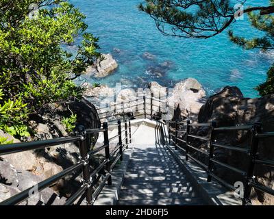 Gradini di pietra che conducono al Santuario Ryuogu presso la spiaggia di Katsurahama, un famoso punto panoramico alla periferia della città di Kochi Foto Stock