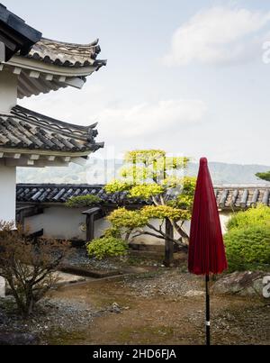 Kochi, Giappone - 6 aprile 2018: Giardino tradizionale giapponese sui terreni del castello di Kochi Foto Stock