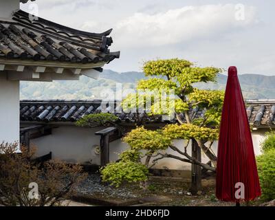 Kochi, Giappone - 6 aprile 2018: Giardino tradizionale giapponese sui terreni del castello di Kochi Foto Stock