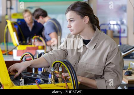 giovani in formazione professionale tecnica con insegnante Foto Stock