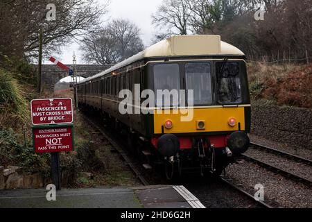 Gen 5 2022. 50th anniversario di chiusura della ferrovia di Swanage, con alcune decorazioni natalizie Foto Stock