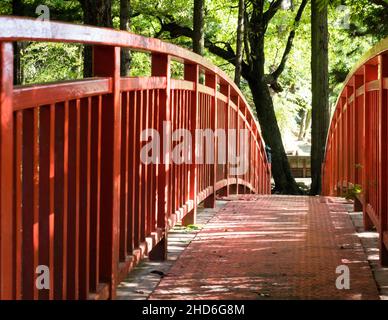 Ponte rosso sul fiume Togawa che conduce al Buddha di pietra di Manji a Shimosuwa - Prefettura di Nagano, Giappone Foto Stock