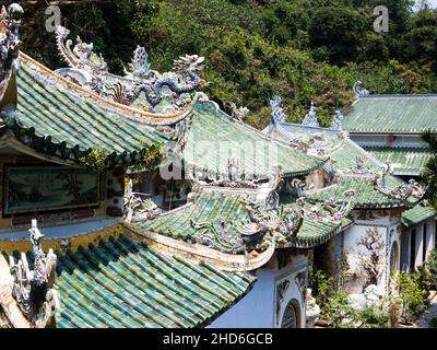 Da Nang, Vietnam - 13 marzo 2016: Tetti del tempio buddista sulla cima del monte Thuy Son, la più importante delle montagne di marmo Foto Stock