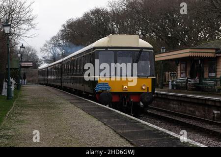 Gen 5 2022. 50th anniversario di chiusura della ferrovia di Swanage, con alcune decorazioni natalizie Foto Stock