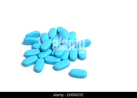 Pillole blu, vitamine su sfondo bianco Foto Stock