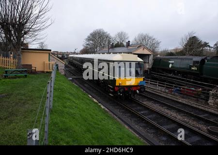 Gen 5 2022. 50th anniversario di chiusura della ferrovia di Swanage, con alcune decorazioni natalizie Foto Stock