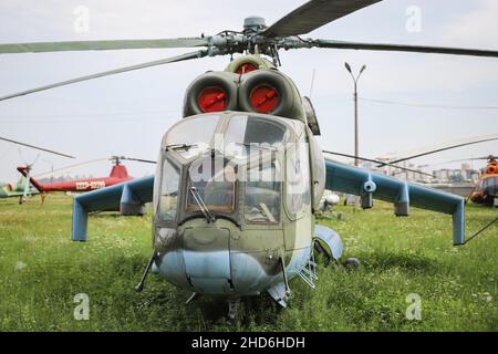 KIEV, UCRAINA - 01 AGOSTO 2021: L'Aeronautica militare Ucraina mi-24 Hind A esposto al Museo dell'Aviazione statale di Oleg Antonov Foto Stock
