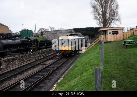 Gen 5 2022. 50th anniversario di chiusura della ferrovia di Swanage, con alcune decorazioni natalizie Foto Stock