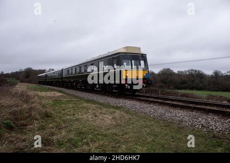 Gen 5 2022. 50th anniversario di chiusura della ferrovia di Swanage, con alcune decorazioni natalizie Foto Stock