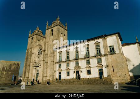 Cattedrale romanica di Porto, portogallo - Novembre, 2021. Foto di alta qualità Foto Stock