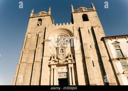 Cattedrale romanica di Porto, portogallo - Novembre, 2021. Foto di alta qualità Foto Stock
