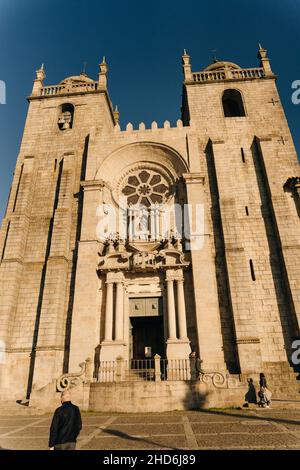 Cattedrale romanica di Porto, portogallo - Novembre, 2021. Foto di alta qualità Foto Stock