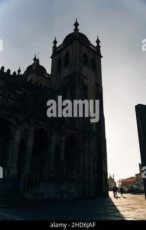 Cattedrale romanica di Porto, portogallo - Novembre, 2021. Foto di alta qualità Foto Stock