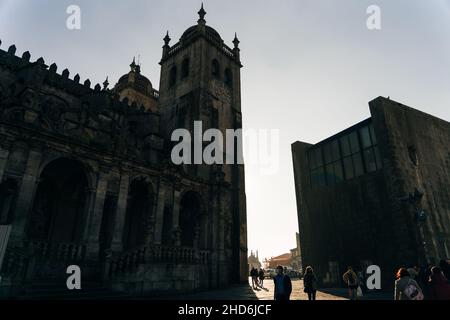 Cattedrale romanica di Porto, portogallo - Novembre, 2021. Foto di alta qualità Foto Stock