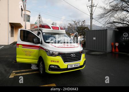 26 febbraio 2020-Chungdo, Corea del Sud-ambulanza pompiere arriva per COVID19 Ptience trasporto all'ospedale cohort a Cheongdo, Kore Sud. I casi confermati della Corea del Sud del nuovo coronavirus si sono avvicinati alle 1.300 il mercoledì, quando le autorità sanitarie hanno iniziato a testare circa 210.000 seguaci di una setta religiosa al centro di infezioni rapide qui. I 284 casi aggiuntivi, la più acuta ondata giornaliera finora, hanno portato le infezioni totali a 1.261 da solo 51 una settimana fa, secondo i Centri coreani per il controllo e la prevenzione delle malattie. Foto Stock