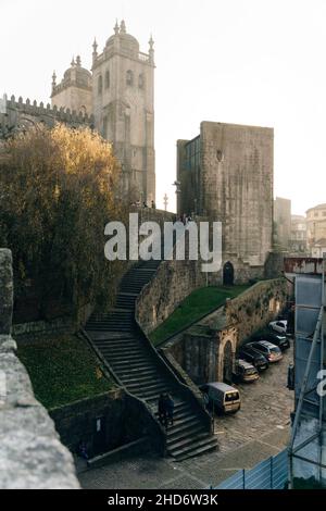 Cattedrale romanica di Porto, portogallo - Novembre, 2021. Foto di alta qualità Foto Stock