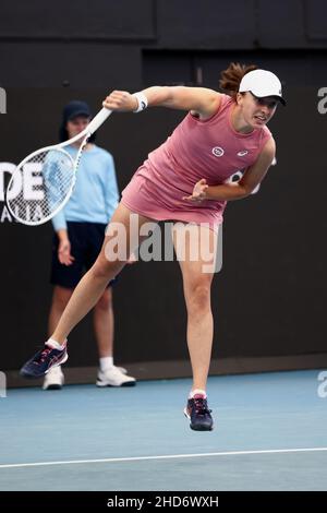 Adelaide, Australia, 4 gennaio 2022. IgA Swiatek di Polonia serve la palla durante la partita singola WTA tra Daria Saville di Australia e IgA Swiatek di Polonia il secondo giorno del torneo di tennis di Adelaide International a Memorial Drive il 04 gennaio 2022 ad Adelaide, Australia. Credit: Peter Mundy/Speed Media/Alamy Live News Foto Stock