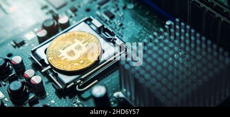 moneta d'oro bitcoin sul circuito stampato del computer. spazio copia banner Foto Stock